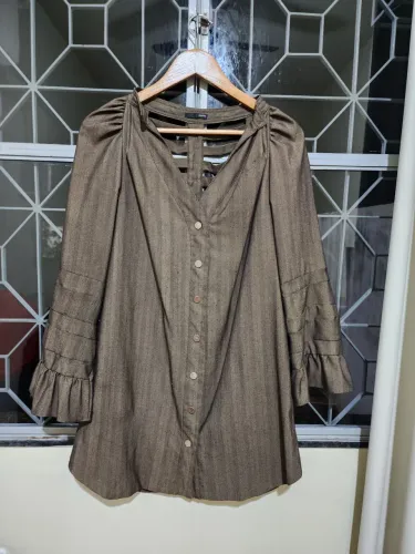 Vestido chemise marron com manga longa e detalhes nas costas marca Ágatha