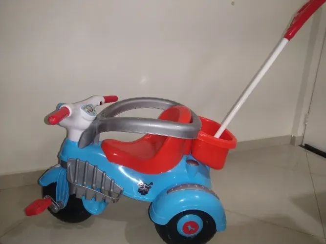 Motoca marca calesita, velocita classic azul