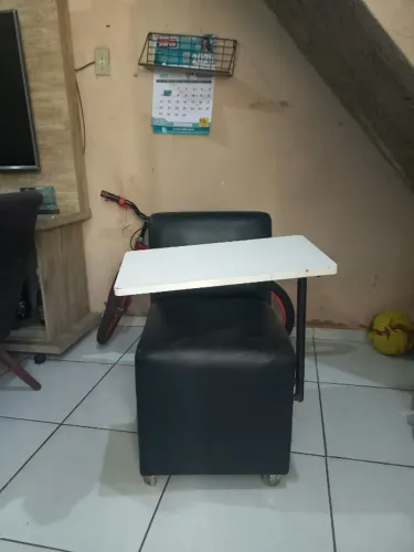 Cadeira Cirandinha para Manicure com Mesa Acoplada