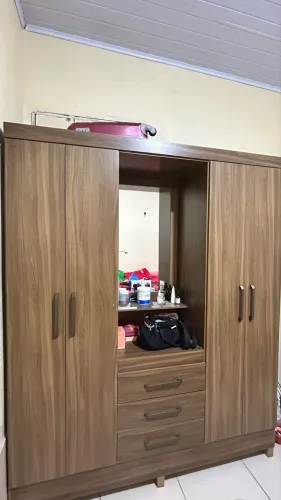 VENDE-SE GUARDA ROUPA 