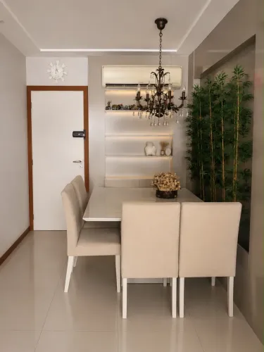 Vende-se mesa jantar c\ 6 cadeiras