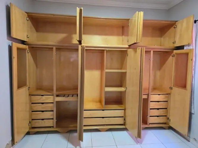 Guarda-Roupa Gigante em Madeira (Qualidade Premium)