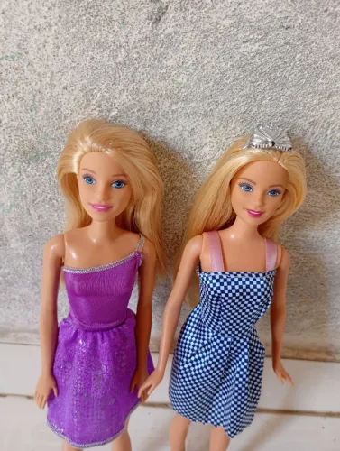 Vendo essas duas lindas Barbies com roupas e sapatos
