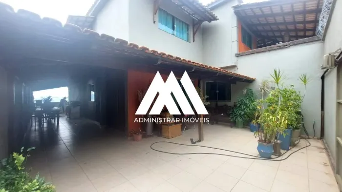 Vendo casa de dois pavimentos em Itaúna em excelente localização!