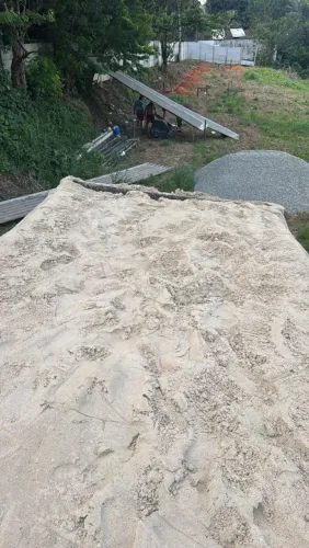 Areia / Brita / Tijolos