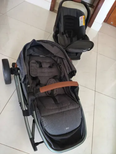 Carrinho de bebê + bebê conforto semi novo - excelente estado.