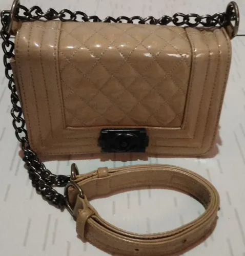 Duas lindas bolsas, duas opções de uso. 