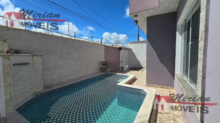 Casa térrea à venda em Peruíbe - 2 dormitórios sendo 1 suíte, cozinha com planejados, espa