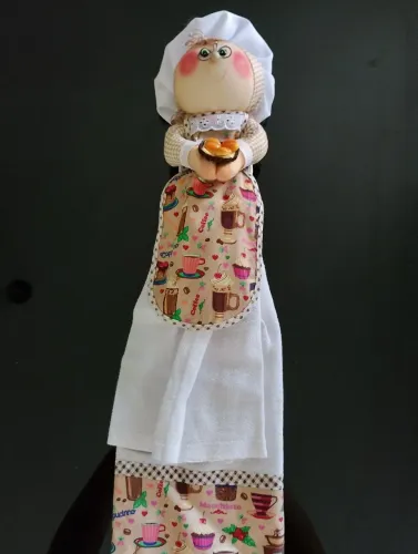 Boneca de tecido feita a mão e suporte em metal. Porta pano de prato 