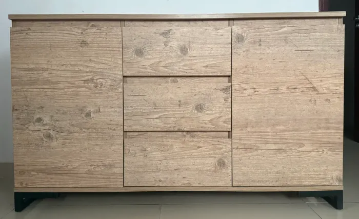 Mesa, armário e mesinha de canto