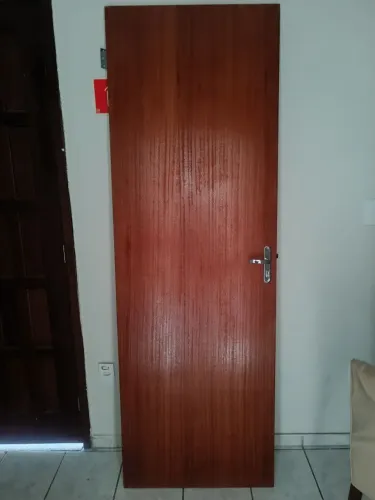 Vendo portas de madeira com fechadura. 