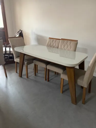 Mesa com 4 cadeiras em perfeito estado.