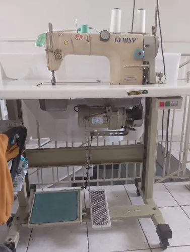 Máquina de costura reta industrial