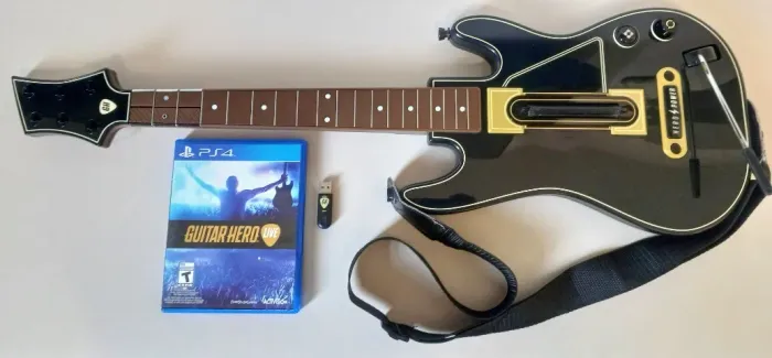 (troco) GUITARRA GUITAR HERO LIVE (PS4/PS5) COMPLETA (ADAPTADOR) + JOGO! PARCELO 12x!
