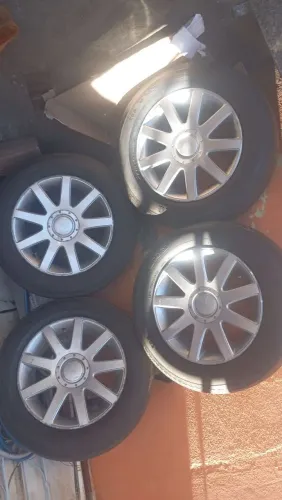 Rodas em excelente estado pneus bons