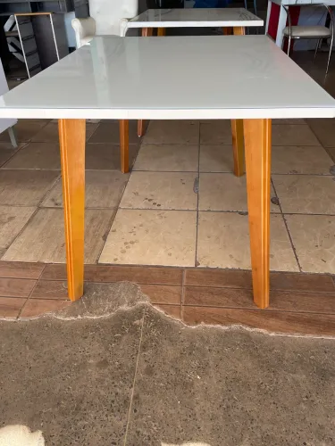 Mesa off White com tampo de vidro  
