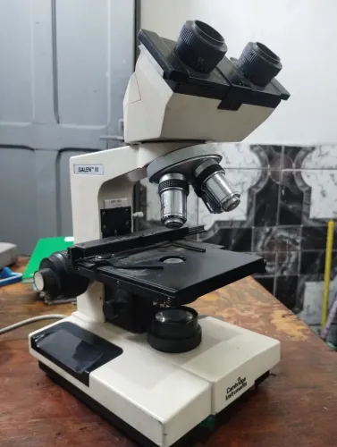 Microscópio Galen III no estado