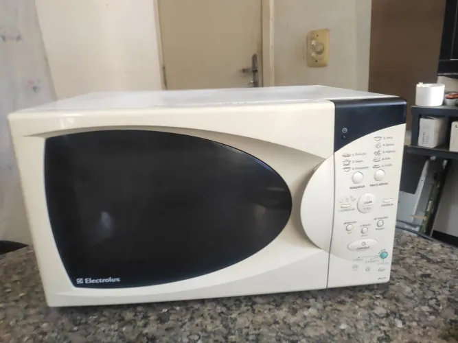 Microondas Eletro lux 30 litros, com garantia de 3 meses.