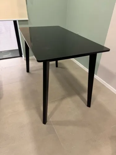 Mesa preta grande para escritório ou reunião