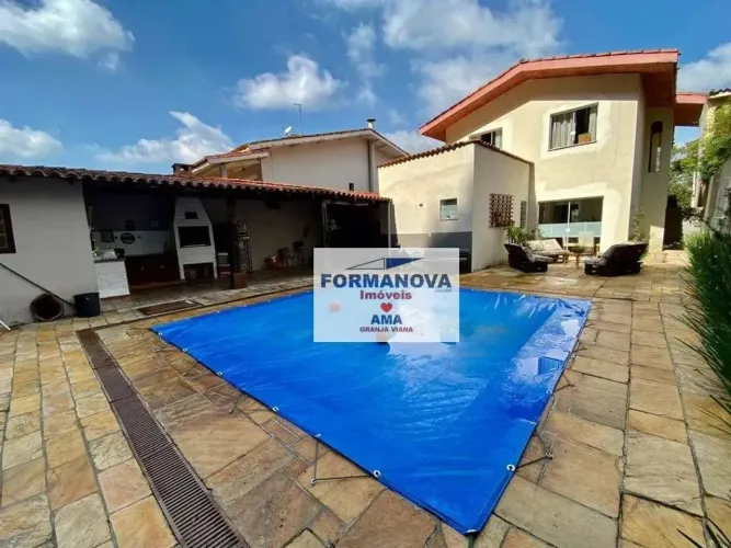 Casa Arejada e Ampla com 4 quartos sendo 2 suítes e piscina à venda na Granja Viana