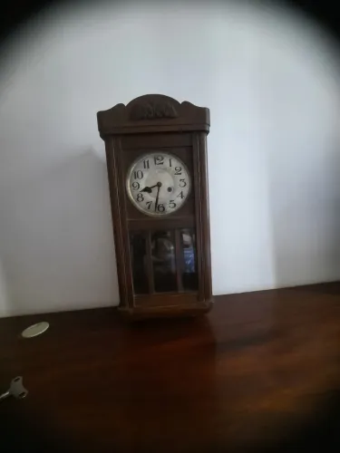 RELÓGIO DE PAREDE antigo em madeira - mecânico com pêndulo