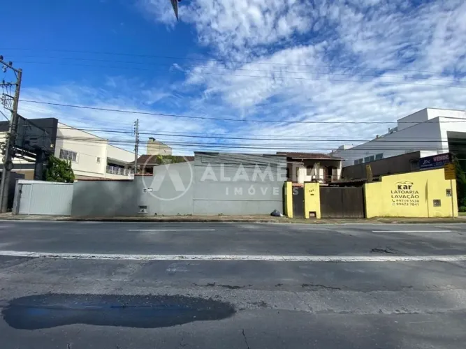 TERRENO COM CASAS À VENDA NO BAIRRO VICTOR KONDER, EM BLUMENAU.