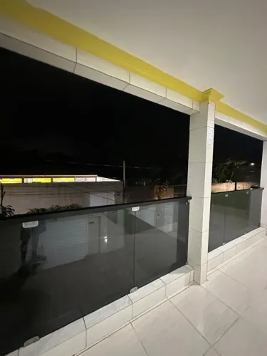 Alugo se casa de primeiro andar na barra nova
