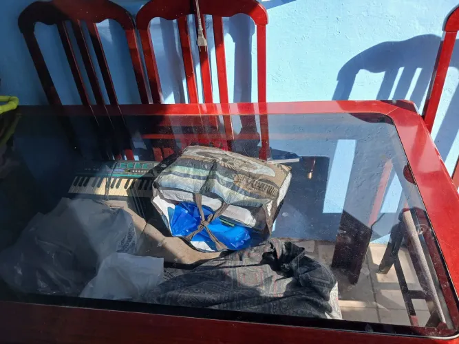 Vendo a mesa de madeira com 6 cadeiras