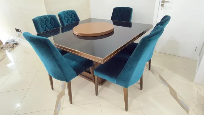 Mesa alto padrão com cadeiras