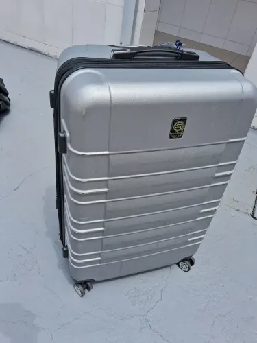 Desapego 2 em 1, mala embarcado 23 kg + bolsa = R$ 140,00.