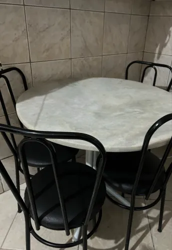 mesa redonda com tampo de mármore granito claro