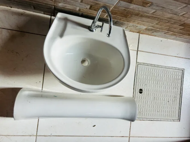 Pia com coluna para banheiro 