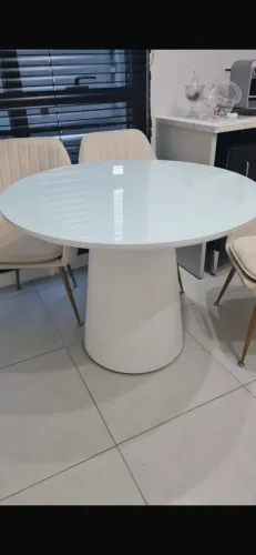 Mesa redonda branca com tampo de vidro