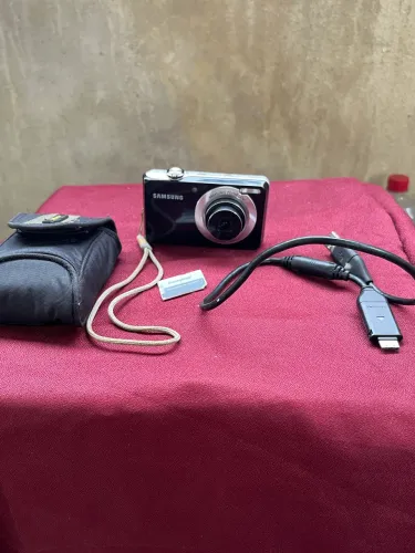 Câmera Vintage Samsung PL100 - Duas Telas / Selfie (Y2K)