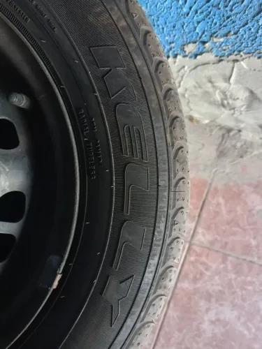 Vende _se rodas de ferro e 3 pneus 2 bom e 1 meia vida