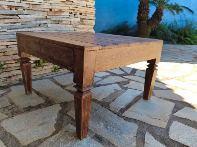 Mesa de centro em madeira maciça