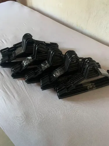 Vendo cabides de plástico 1,50 cada tenho 60 unidades