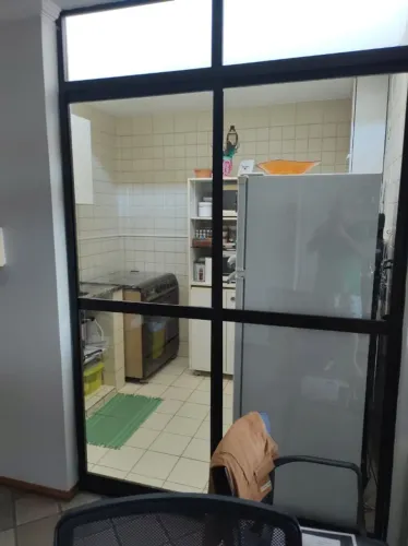PORTA DE VIDRO EM ALUMÍNIO GALVANIZADO