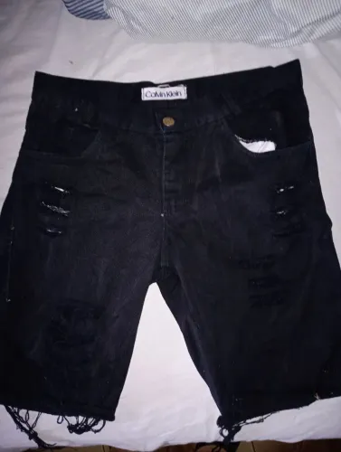 Vendo uma bermuda jeans Calvin klain top . Entrego