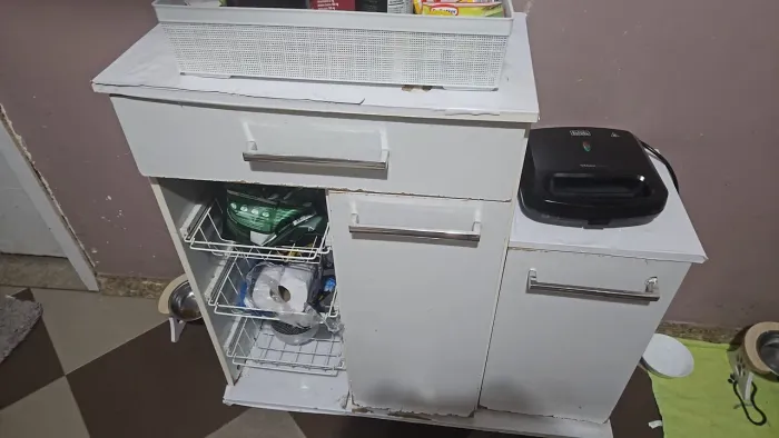 Móvel / armário branco com fruteira