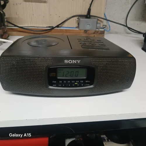 Vendo essa raridade um radio relógio e CD antigo da Sony