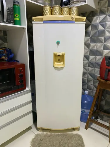 Vendo geladeira usada funcionando perfeitamente e gelando  bem  300,00