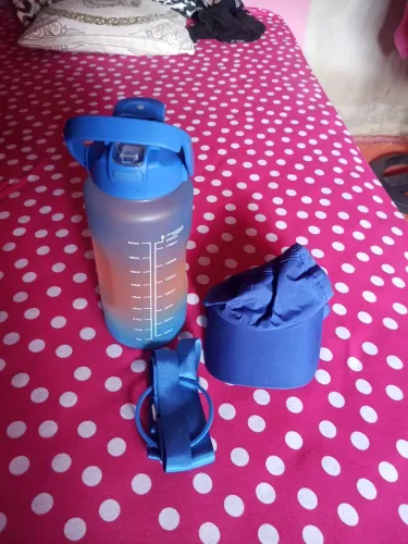 Kit Garrafa e Boné azuis