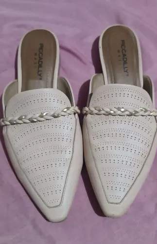 mule Piccadilly bege com um detalhe trançado na parte superior.