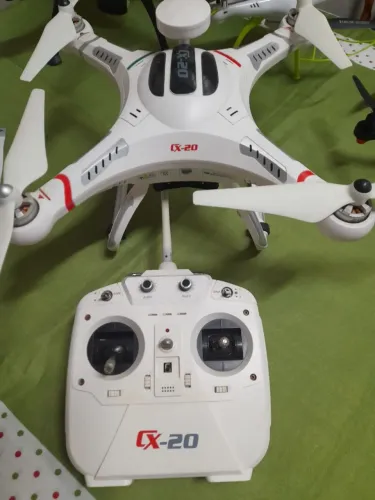 Elicopiteros de controle remoto e drones
