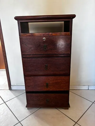 Cômoda Antiga em Madeira Nobre Sucupira Maciça - Com Chave