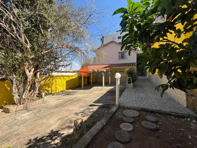 Casa para alugar com 3 quartos e 6 vagas no bairro Sagrada Família em Belo Horizonte MG