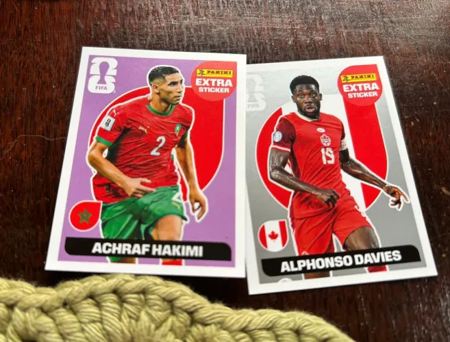 Figurinhas da Copa - Alphonso Davies (Prata) e Hakimi (Roxa)