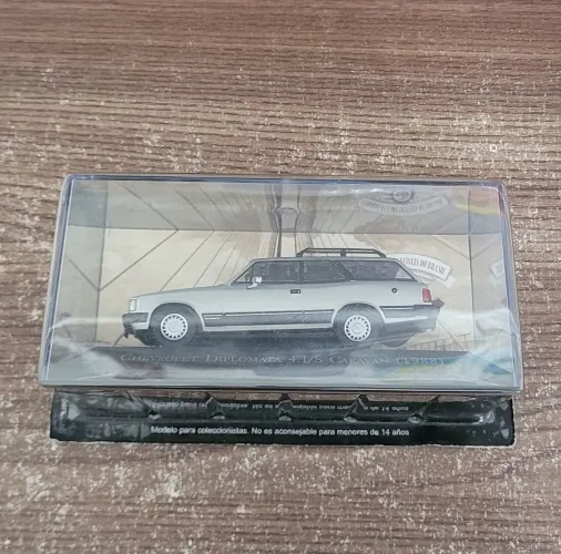 Miniatura Chevrolet Caravan Diplomata cinza 1:43