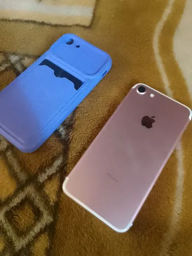 Um iPhone 7 novo tá com penicola vai com carregador o celular não tem nem um defeito
